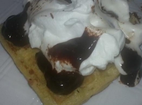 Waffel con panna e guarnizione al cioccolato